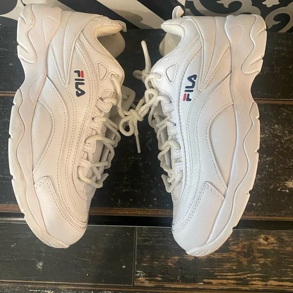 🇺🇸FILA sneakers- unisex but womens sizing! ✨EUC✨used for an outdoor photo … - Picture 2 of 12